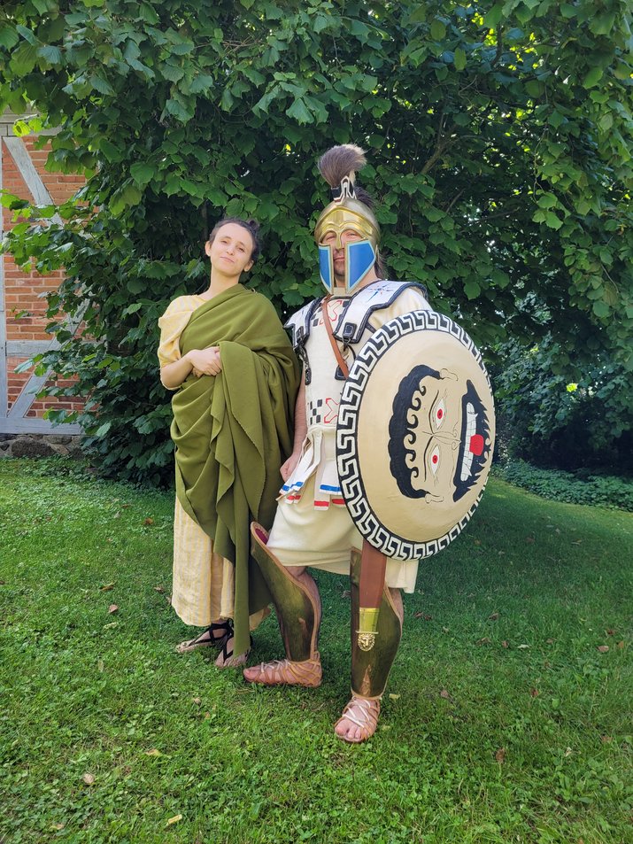 Personen in traditioneller altgriechischer Kleidung